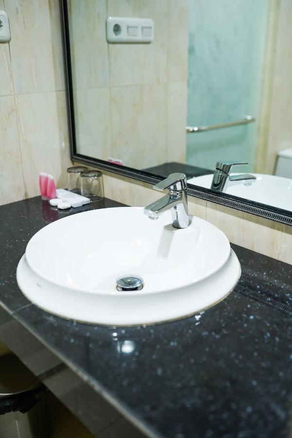Grand Buana Lestari Hotel Padang  Zewnętrze zdjęcie